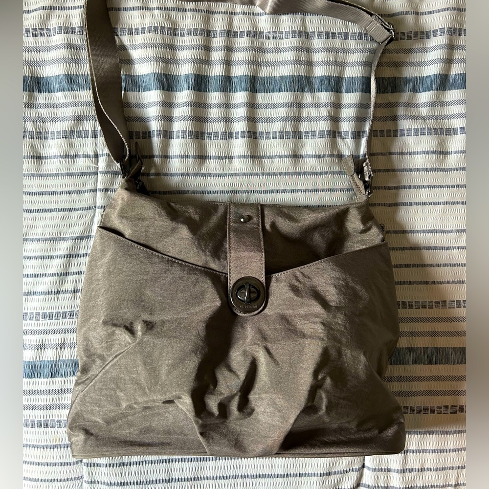Gray Baggallini bag with matching Wristlet